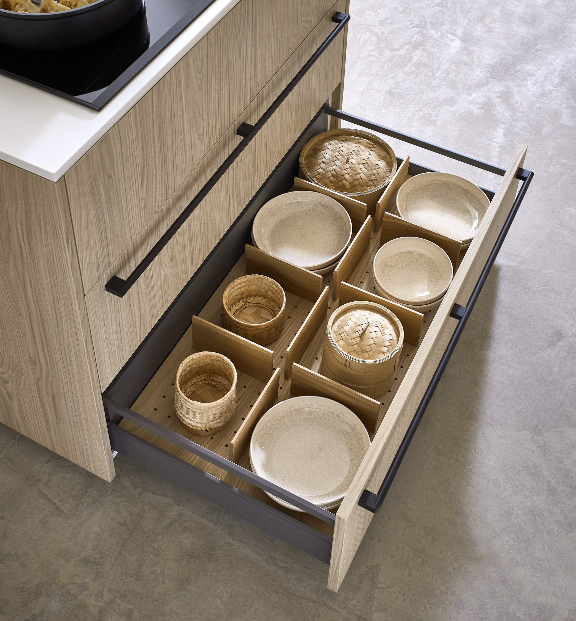 Auszug, offener Unterschrank mit Schüsseln befüllt, Eichennachbildung