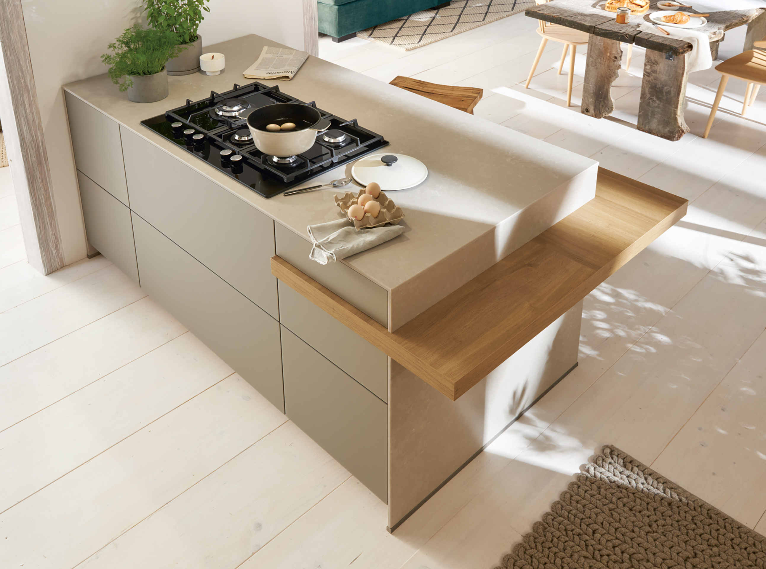 Insel in grau mit Push to open und einem Holztresen