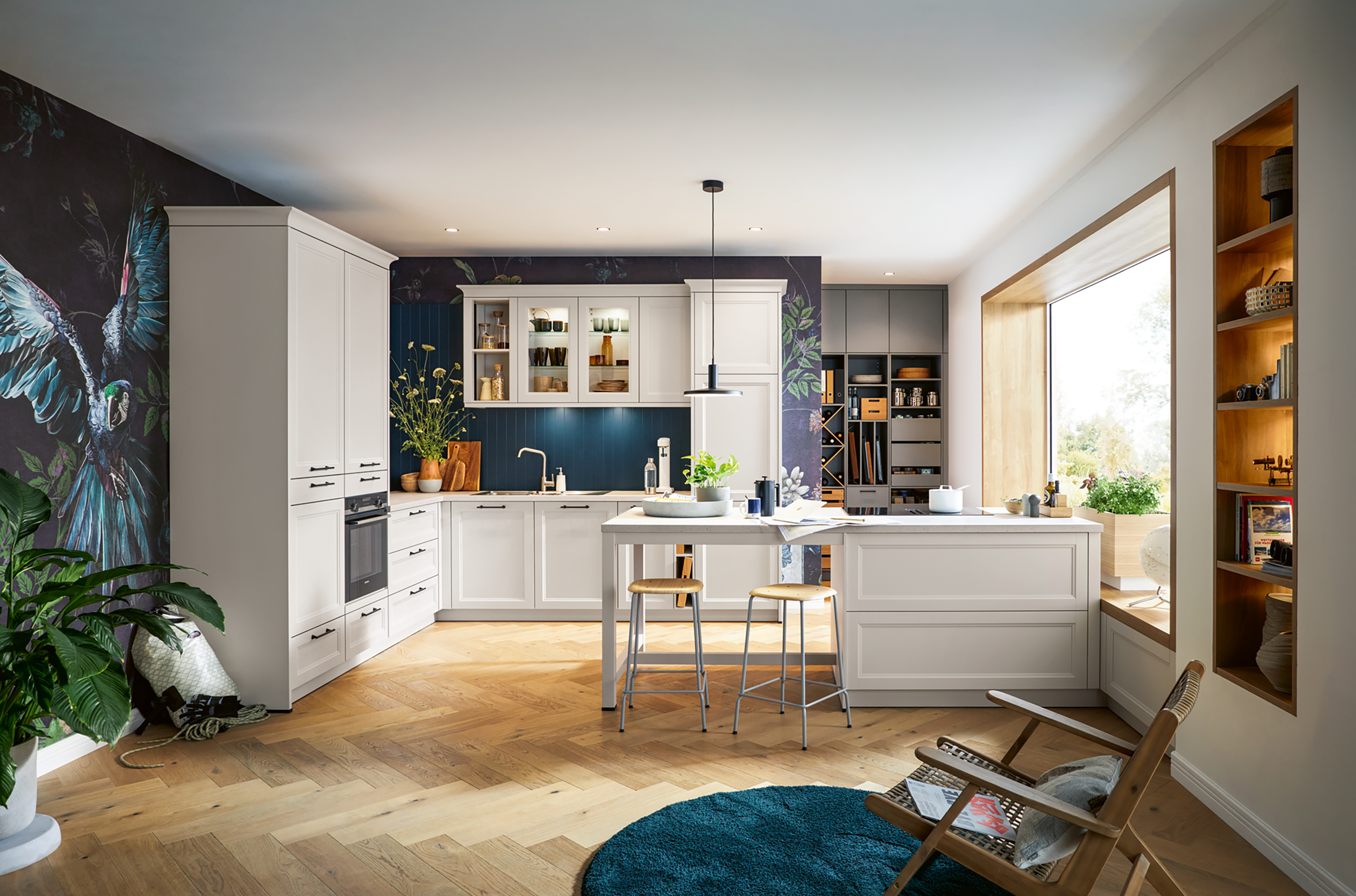 Helle Landhausküche mit bunter Tapete