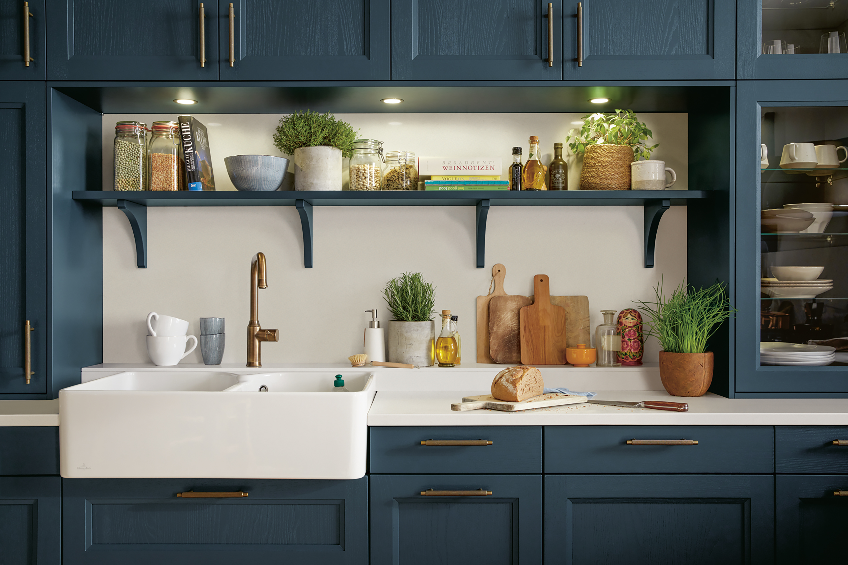 Blaue Landhausküche mit Spülstein
