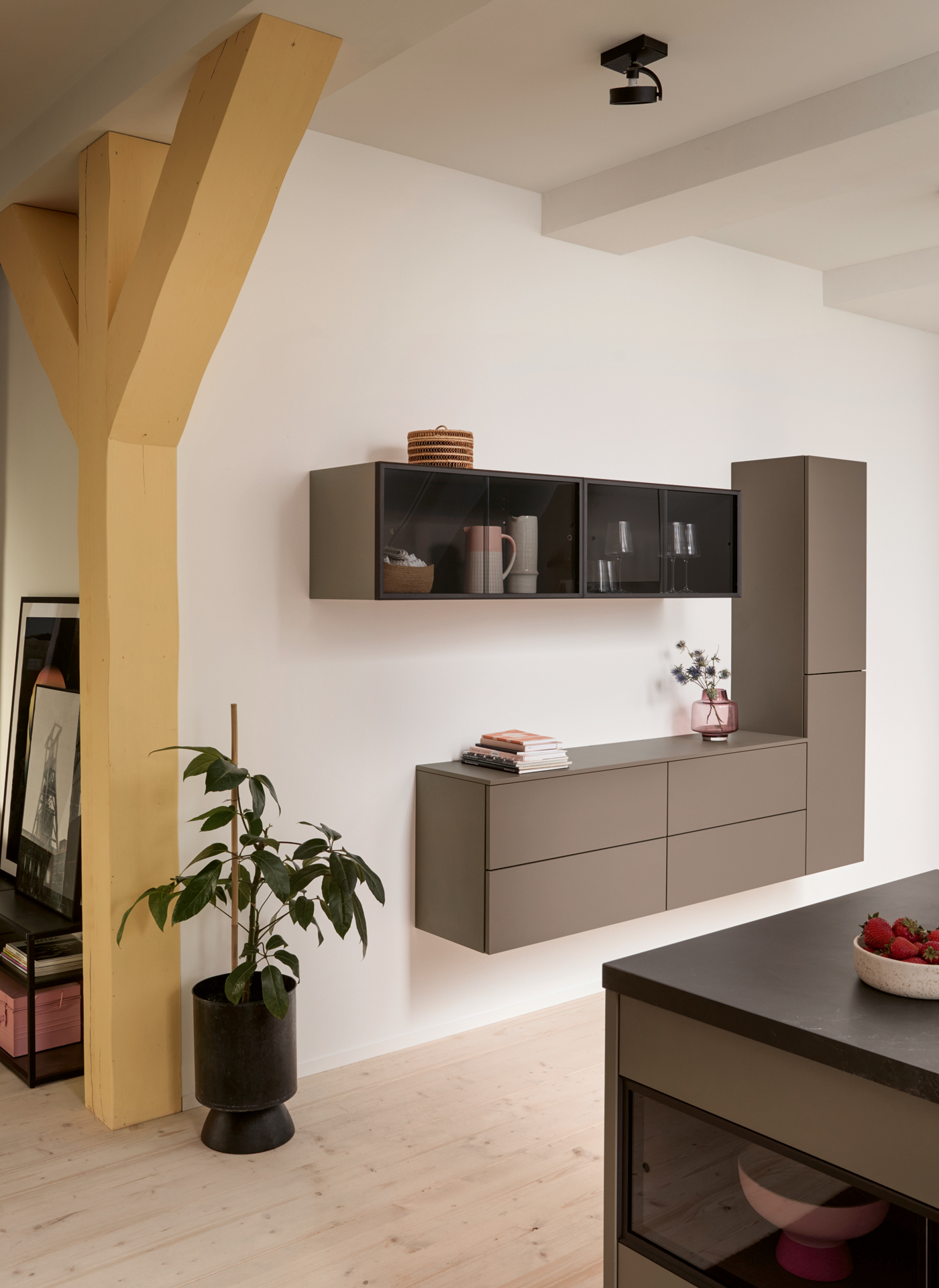 wandhängende Küchenmöbel als Sideboard