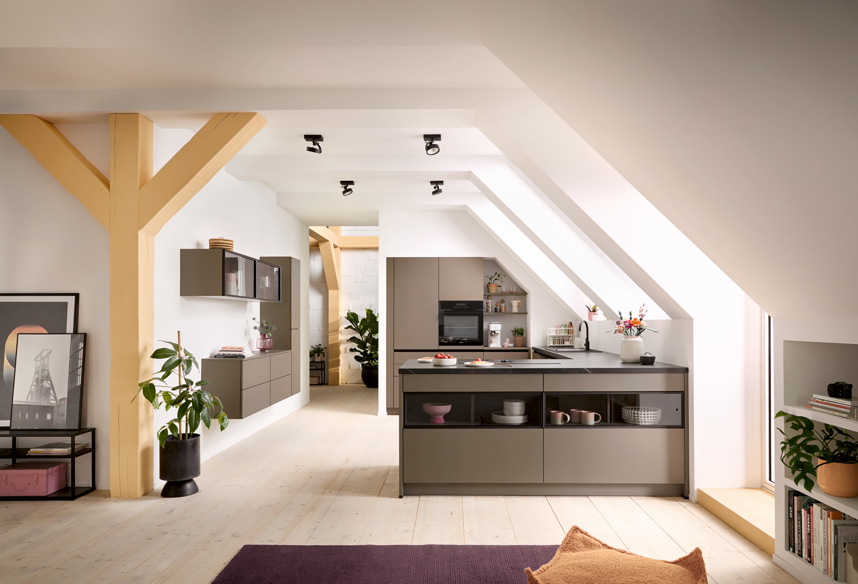 Grifflose braune Küche mit Kücheninsel und wandhängendem Sideboard aus Küchenmöbeln