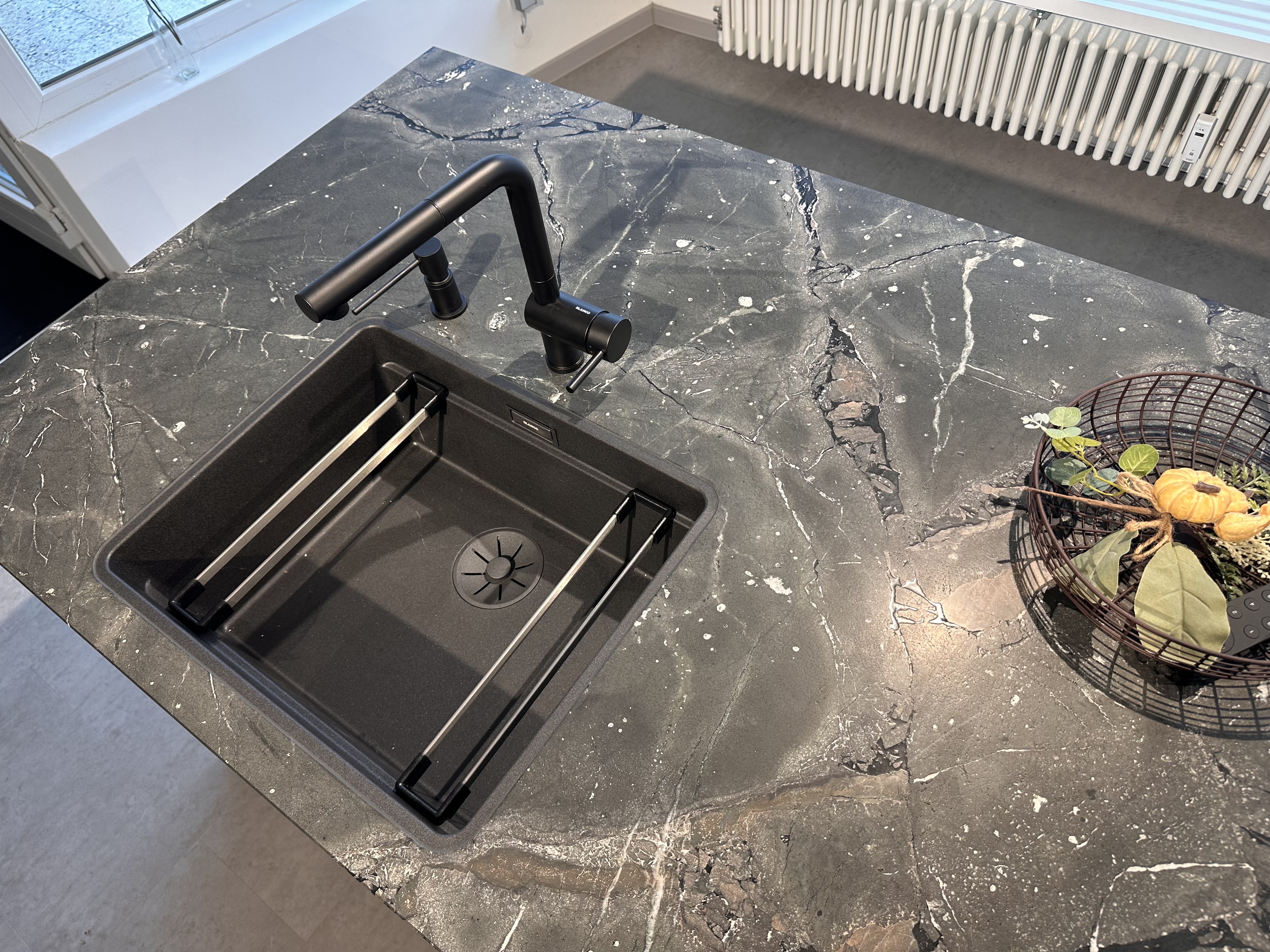 Naturstein Arbeitsplatte Silgranit Spüle Seifenspender Blanco