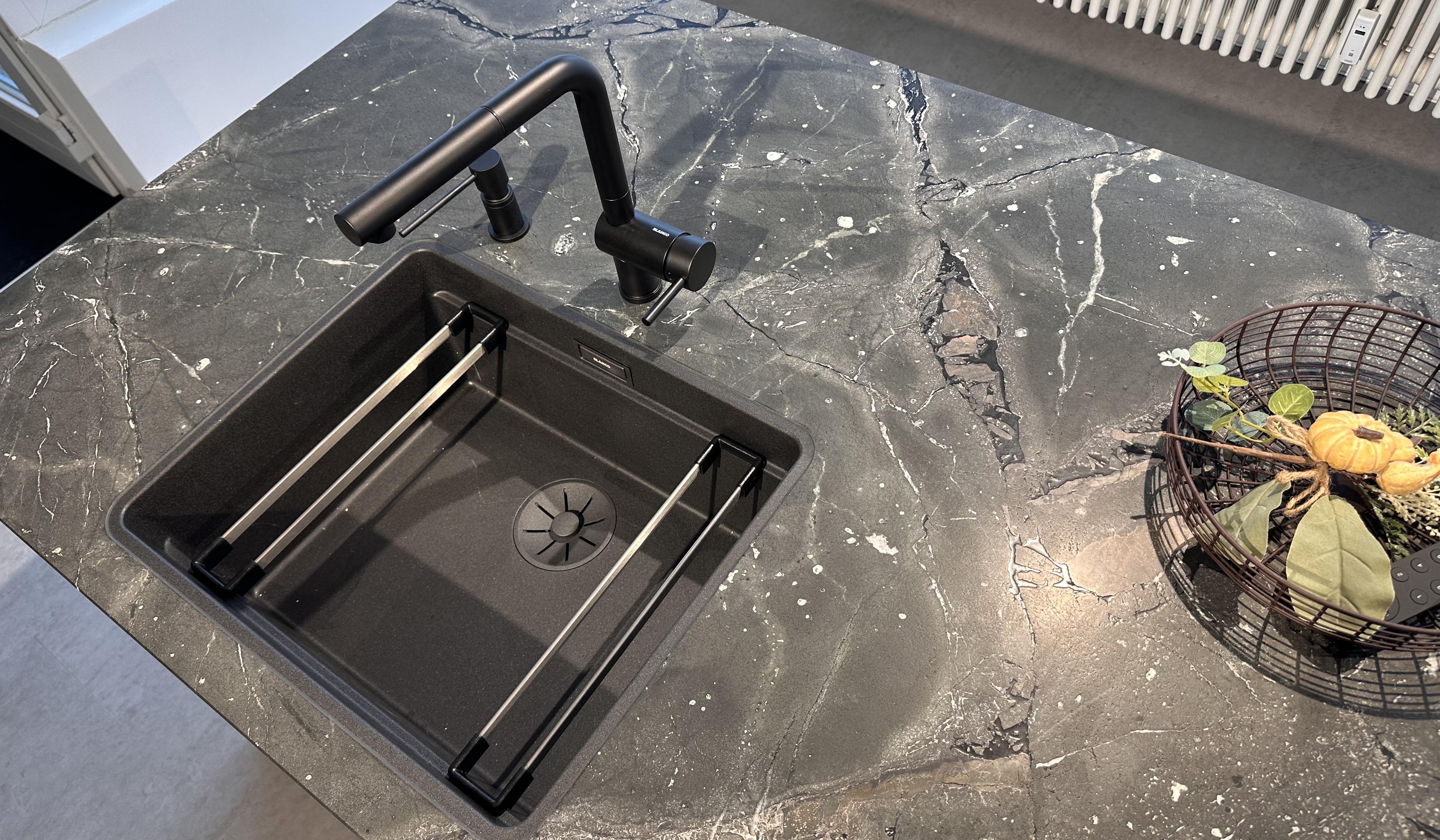 Naturstein Arbeitsplatte Silgranit Spüle Seifenspender Blanco 