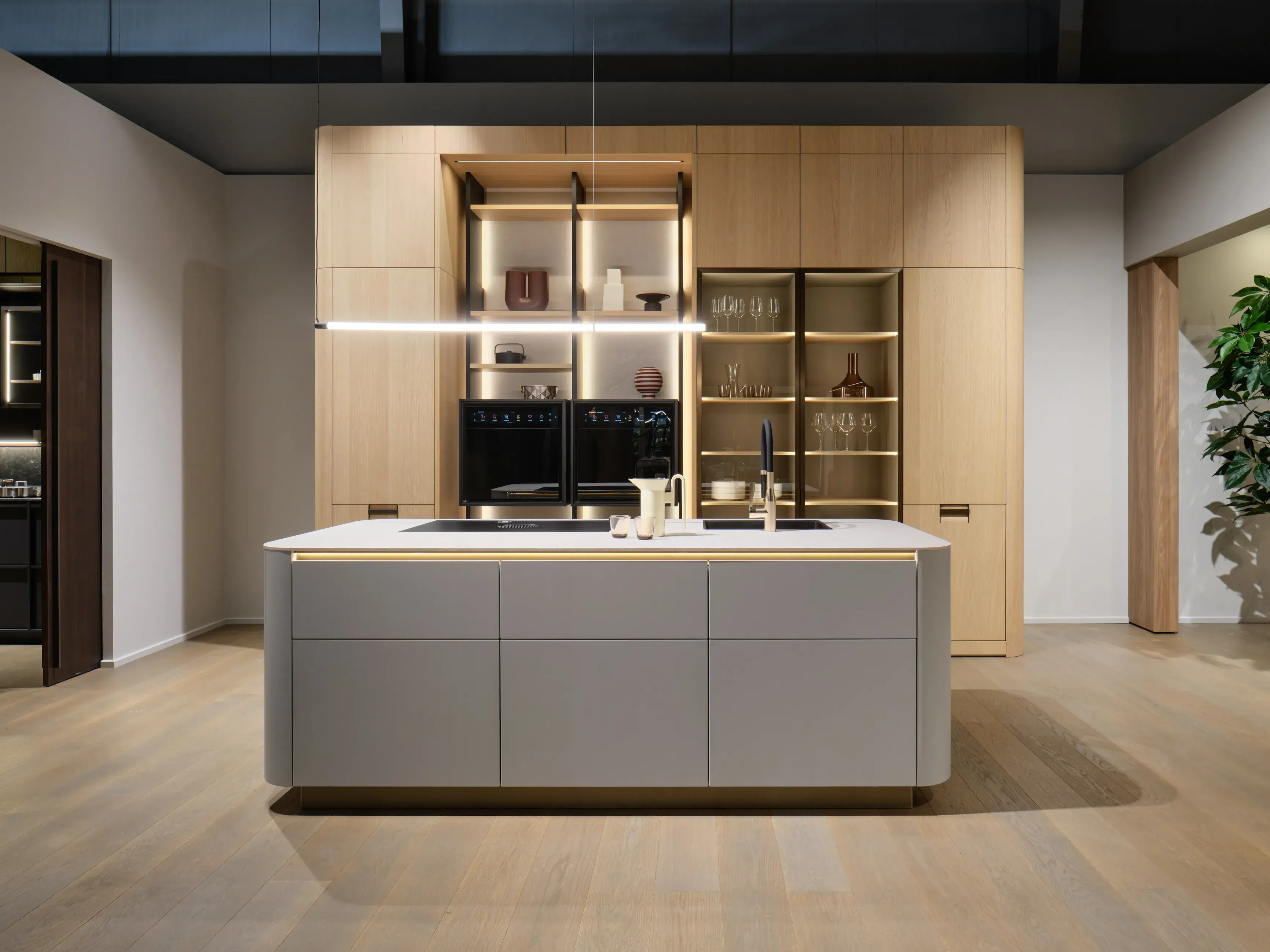 Leicht Küche mit Regalen und Kücheninsel mit runden Wangen