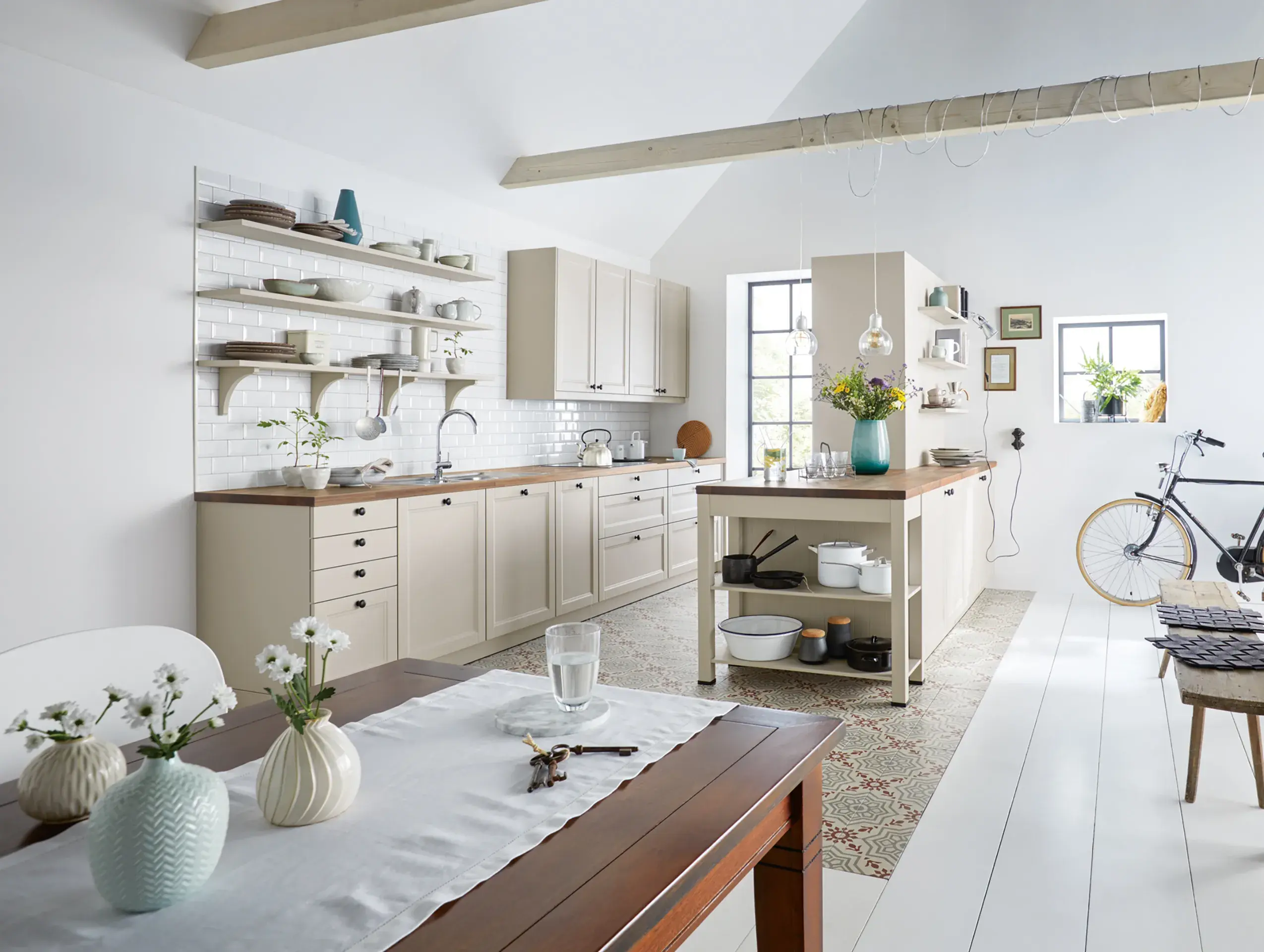 Helle Landhausküche mit Tischgestell und Wandregalen im Landhausstil
