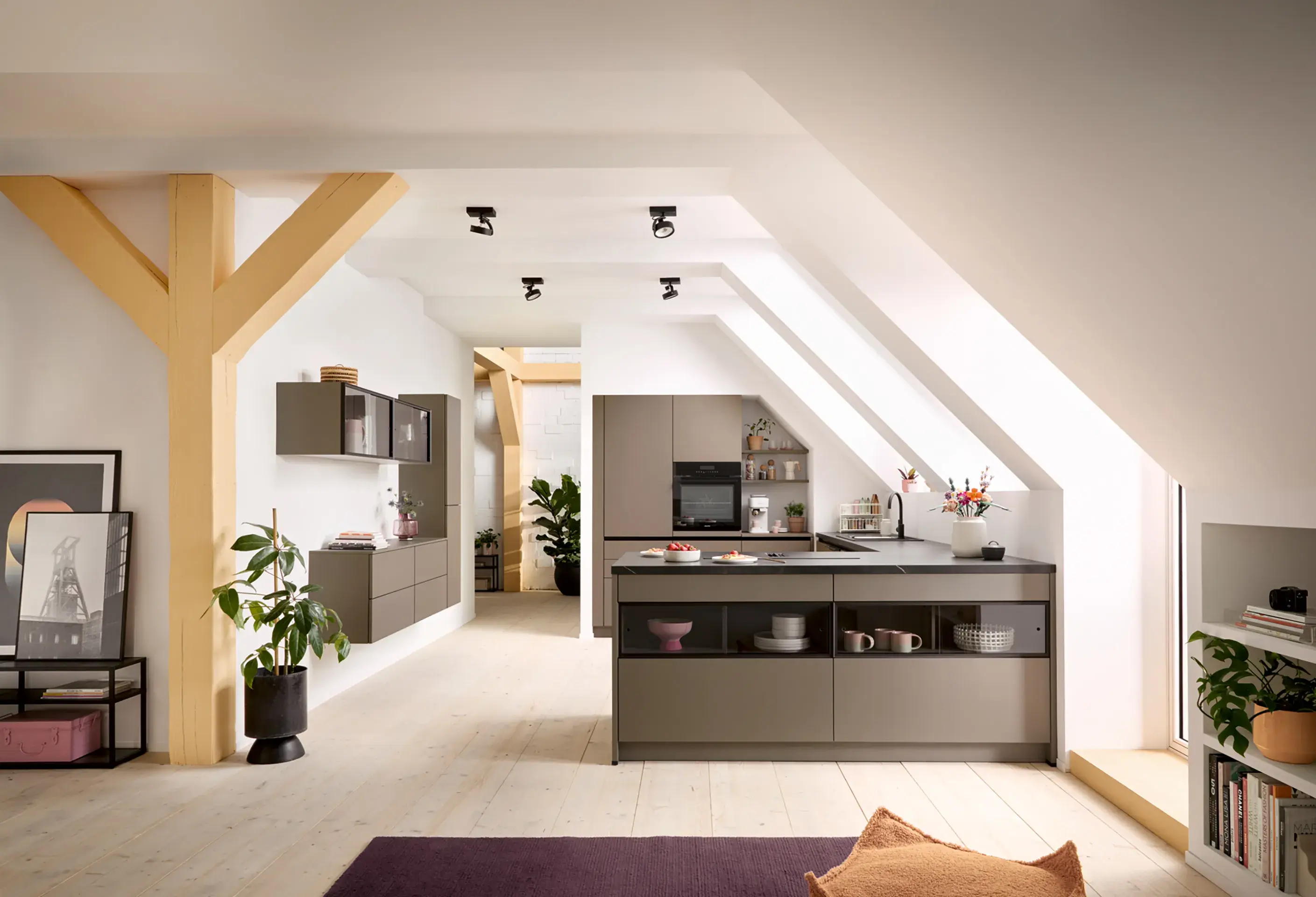 Grifflose braune Küche mit Kücheninsel und wandhängendem Sideboard aus Küchenmöbeln