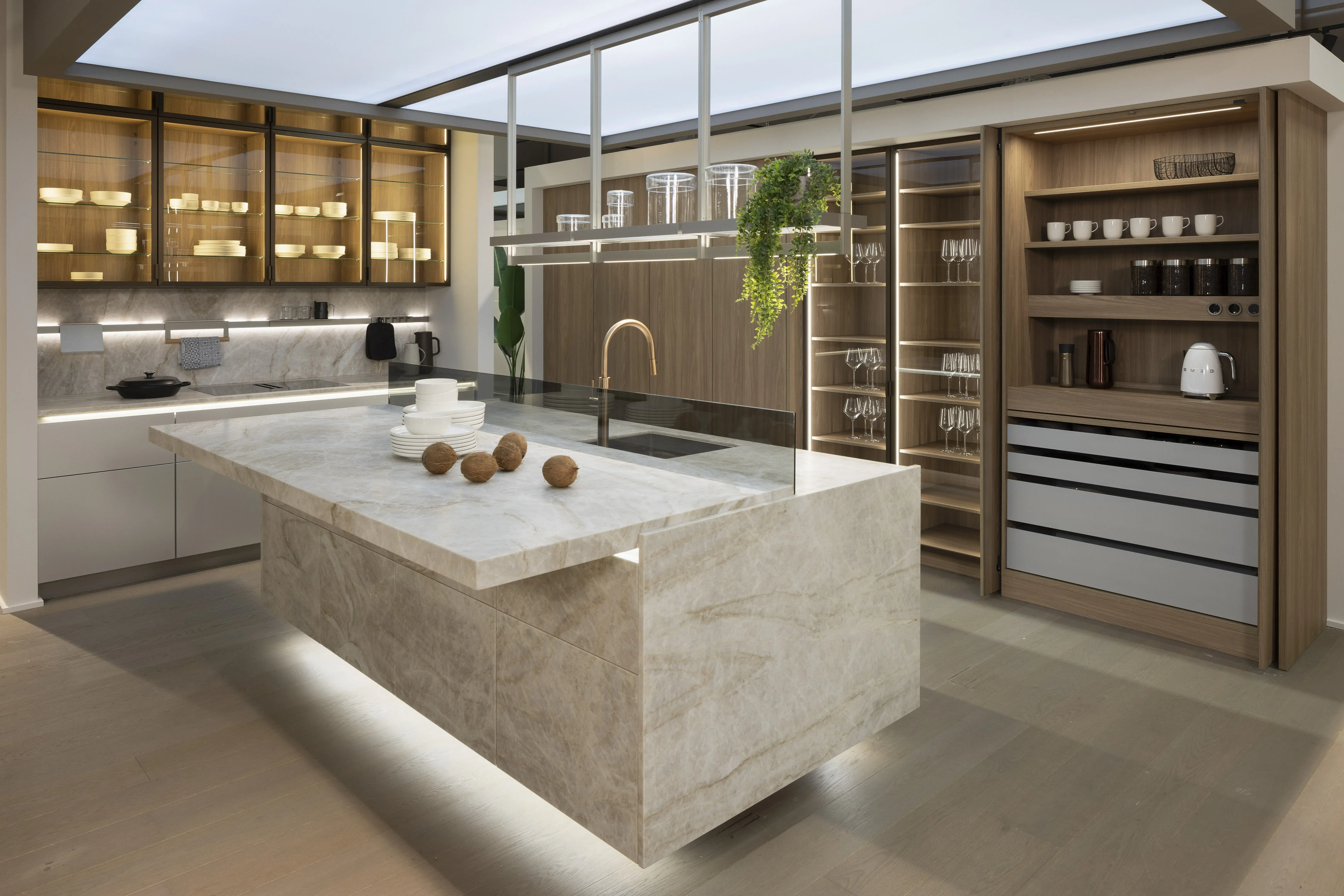 Moderne Küche mit großer Kücheninsel aus Marmor, offenen Regalen und dezenter Beleuchtung.